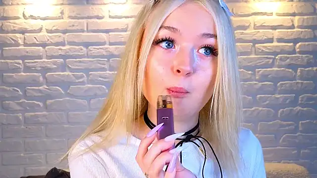 Snapshot of minigirl chatting on March 18, 4:07 am minigirl online show from March 18, 4:07 am