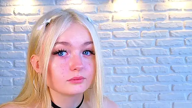 Snapshot of minigirl chatting on March 18, 10:17 am minigirl online show from March 18, 10:17 am