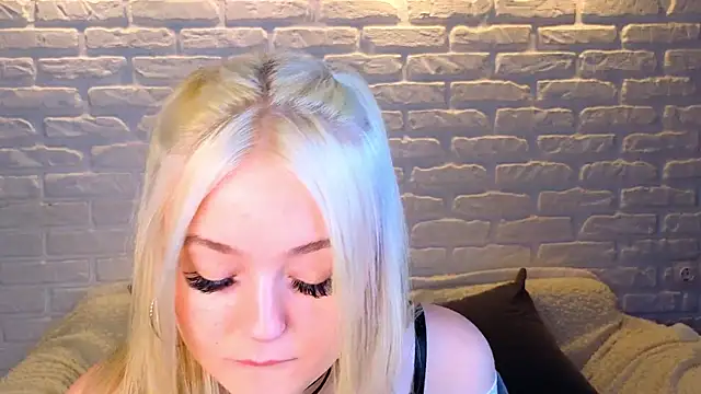 Snapshot of minigirl chatting on March 21, 10:17 am minigirl online show from March 21, 10:17 am