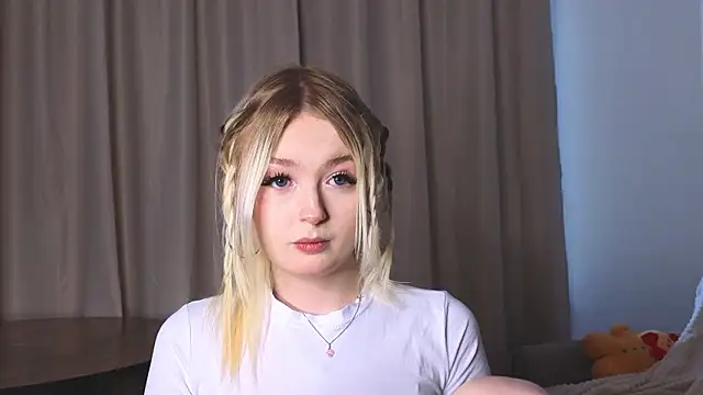 Snapshot of minigirl chatting on February 4, 5:02 am minigirl online show from February 4, 5:02 am