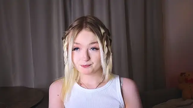 Snapshot of minigirl chatting on February 5, 2:02 pm minigirl online show from February 5, 2:02 pm