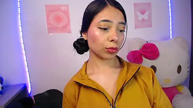 Snapshot of Emilybutterfly1 chatting on December 14, 2:40 am Emilybutterfly1 online show from December 14, 2:40 am