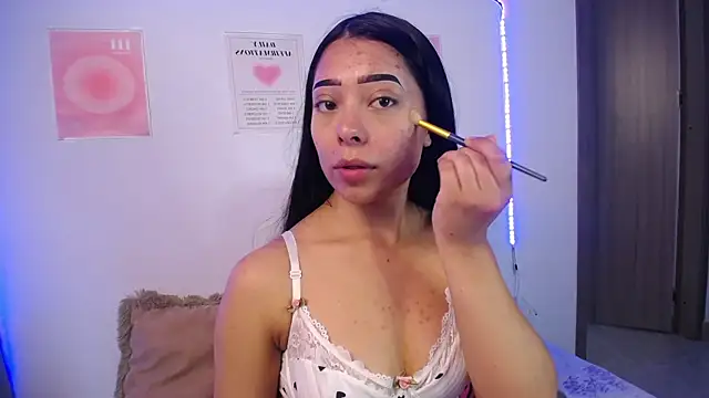 Snapshot of Emilybutterfly1 chatting on November 29, 6:08 pm Emilybutterfly1 online show from November 29, 6:08 pm