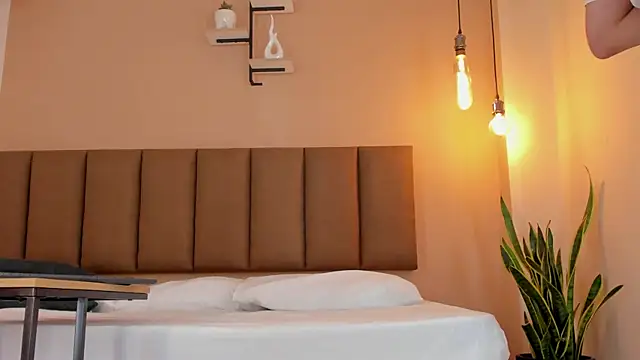 Snapshot of honeygray02 chatting on November 13, 3:32 am honeygray02 online show from November 13, 3:32 am