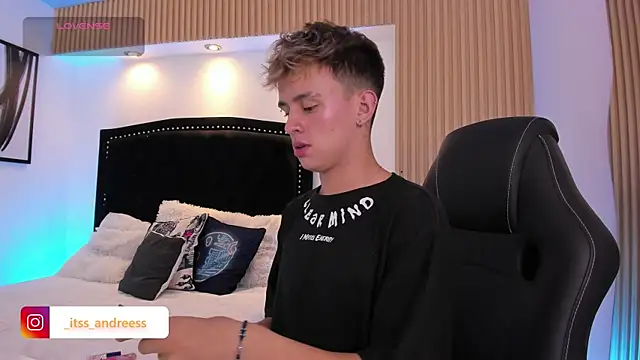 LiamWildx20 online show from July 18, 4:32 am