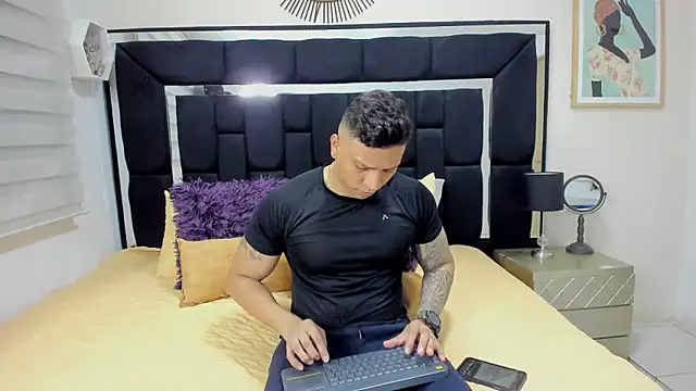 ethan dalton  online show from May 8, 3:32 am
