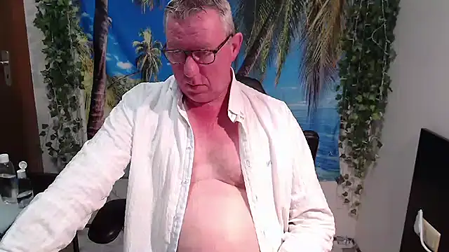 Snapshot of JamesBauer chatting on December 5, 4:33 am JamesBauer online show from December 5, 4:33 am