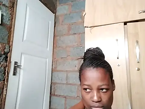 Snapshot of sexylira chatting on May 4, 11:24 am sexylira online show from May 4, 11:24 am