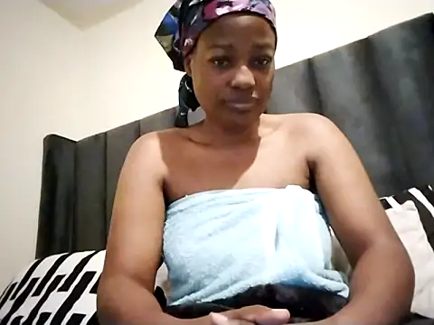 Snapshot of sexylira chatting on June 15, 11:43 am sexylira online show from June 15, 11:43 am