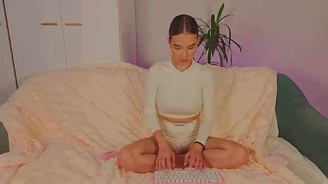 EmiliaDroll online show from November 3, 7:02 am