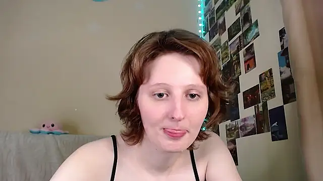Snapshot of c0ralynx chatting on March 19, 4:25 am c0ralynx online show from March 19, 4:25 am