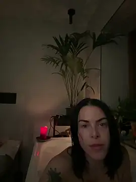 Snapshot of missninasparkle chatting on October 12, 7:48 pm missninasparkle online show from October 12, 7:48 pm