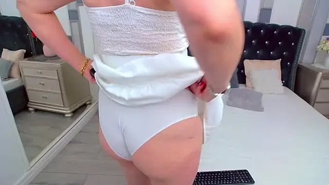 Snapshot of SuzzySun chatting on October 27, 1:56 pm SuzzySun online show from October 27, 1:56 pm