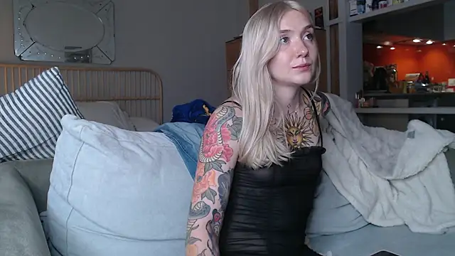 Snapshot of tattoobbgirl chatting on March 19, 5:28 pm tattoobbgirl online show from March 19, 5:28 pm