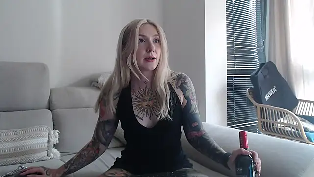 Snapshot of tattoobbgirl chatting on October 16, 3:31 pm tattoobbgirl online show from October 16, 3:31 pm