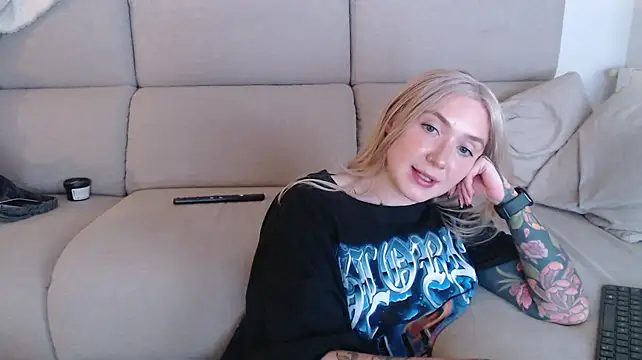 Snapshot of tattoobbgirl chatting on September 27, 5:08 pm tattoobbgirl online show from September 27, 5:08 pm