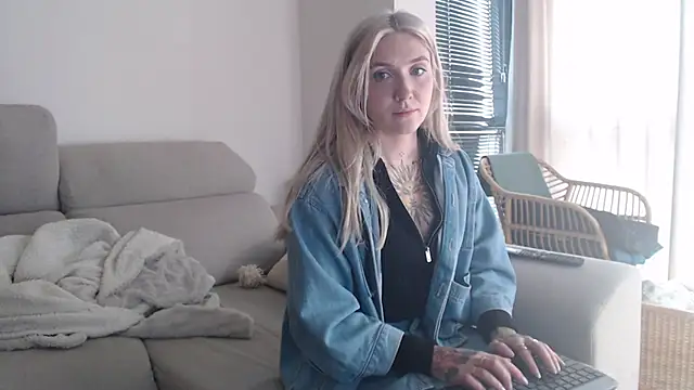 tattoobbgirl online show from December 18, 3:38 pm