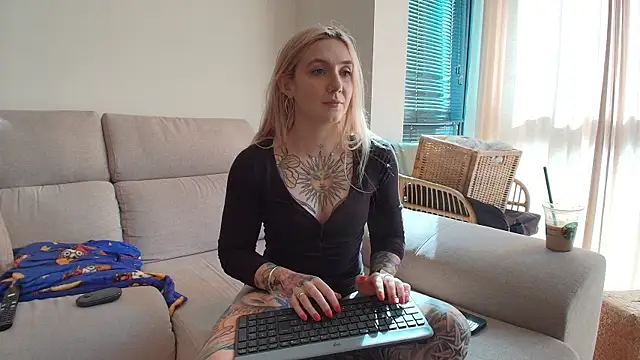 tattoobbgirl online show from May 1, 3:50 pm