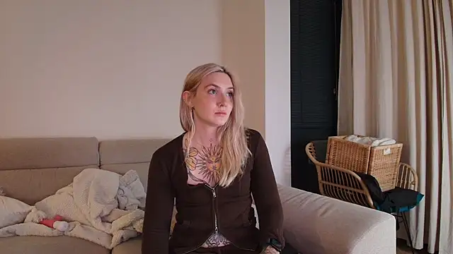 tattoobbgirl online show from April 15, 7:58 pm