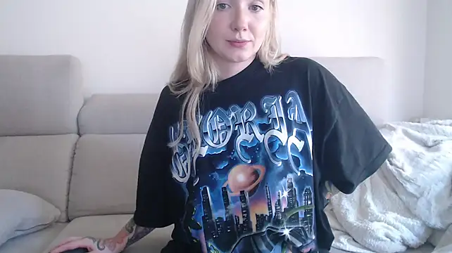 Snapshot of tattoobbgirl chatting on October 10, 3:13 pm tattoobbgirl online show from October 10, 3:13 pm