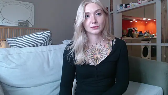 Snapshot of tattoobbgirl chatting on March 18, 2:17 pm tattoobbgirl online show from March 18, 2:17 pm