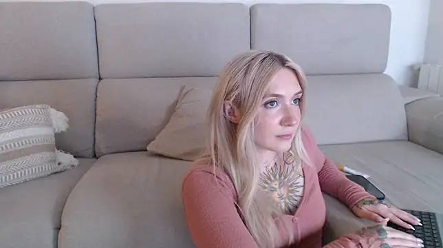 Snapshot of tattoobbgirl chatting on September 18, 6:55 pm tattoobbgirl online show from September 18, 6:55 pm