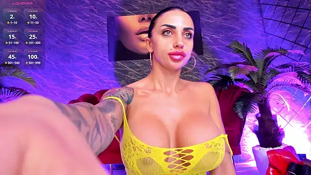 Snapshot of IzabelaTessa chatting on June 25, 7:30 pm IzabelaTessa online show from June 25, 7:30 pm
