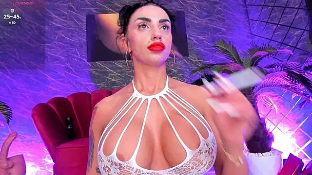 Snapshot of IzabelaTessa chatting on June 1, 7:02 pm IzabelaTessa online show from June 1, 7:02 pm