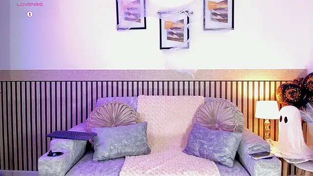 hanna mils online show from October 31, 5:04 am