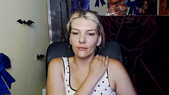 Snapshot of VanessaRey_ chatting on July 20, 6:43 am VanessaRey online show from July 20, 6:43 am