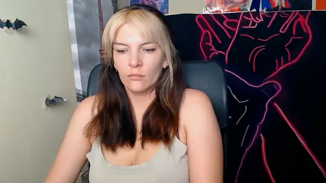 Snapshot of VanessaRey_ chatting on June 18, 6:23 am VanessaRey online show from June 18, 6:23 am