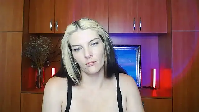 Snapshot of VanessaRey_ chatting on July 7, 7:23 am VanessaRey online show from July 7, 7:23 am