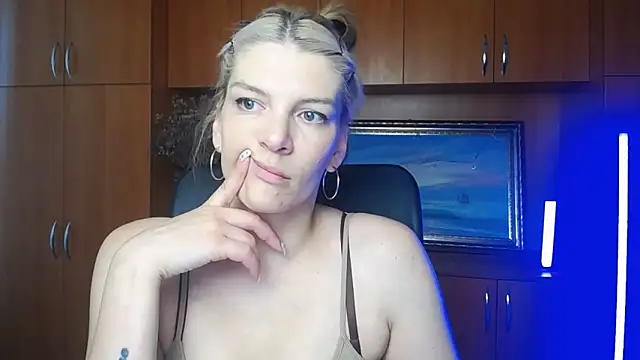 Snapshot of VanessaRey_ chatting on June 5, 6:40 am VanessaRey online show from June 5, 6:40 am