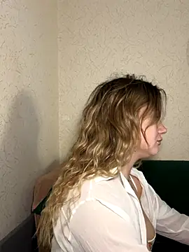 Snapshot of mollygirll chatting on December 18, 1:15 pm mollygirll online show from December 18, 1:15 pm