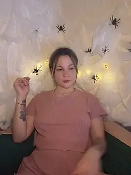 Snapshot of mollygirll chatting on October 21, 6:18 pm mollygirll online show from October 21, 6:18 pm