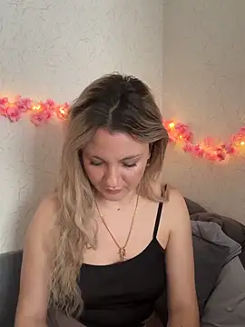 Snapshot of mollygirll chatting on October 14, 9:32 am mollygirll online show from October 14, 9:32 am