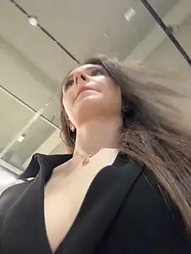 Snapshot of MilaBee chatting on February 19, 11:18 am MilaBee online show from February 19, 11:18 am