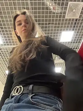 Snapshot of MilaBee chatting on February 28, 4:45 am MilaBee online show from February 28, 4:45 am