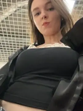 Snapshot of MilaBee chatting on February 12, 11:21 am MilaBee online show from February 12, 11:21 am