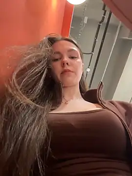 Snapshot of MilaBee chatting on March 1, 10:37 am MilaBee online show from March 1, 10:37 am