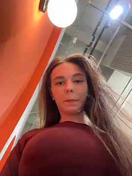 Snapshot of MilaBee chatting on February 13, 11:10 am MilaBee online show from February 13, 11:10 am