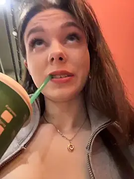 Snapshot of MilaBee chatting on February 21, 11:23 am MilaBee online show from February 21, 11:23 am