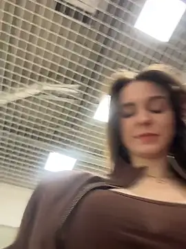 Snapshot of MilaBee chatting on February 22, 11:12 am MilaBee online show from February 22, 11:12 am