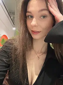 Snapshot of MilaBee chatting on January 18, 11:02 am MilaBee online show from January 18, 11:02 am