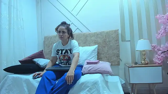 angelinarouse  online show from December 22, 4:56 am