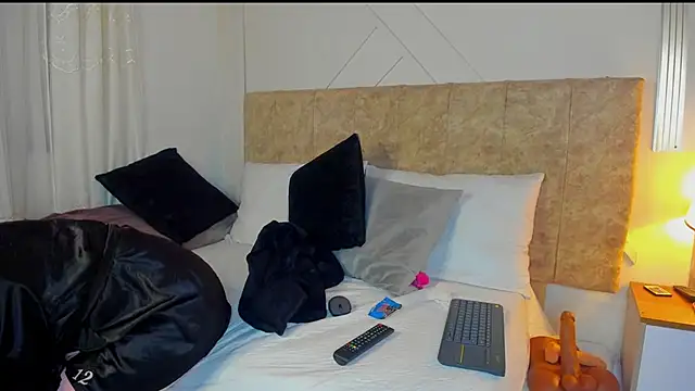 angelinarouse  online show from December 17, 6:18 am