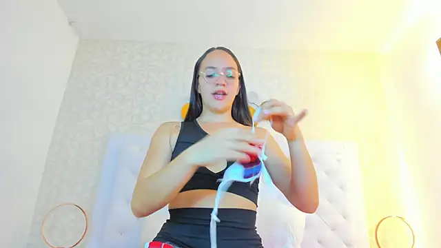 Snapshot of debora_scoot chatting on December 15, 10:54 am debora scoot online show from December 15, 10:54 am