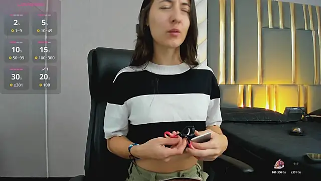 SaraJonness online show from November 10, 1:05 pm