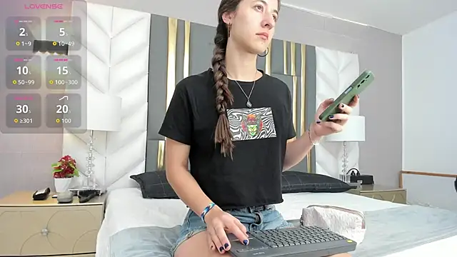 SaraJonness online show from November 1, 1:05 pm