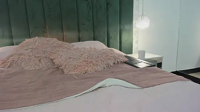 SaraJonness online show from March 20, 5:02 am